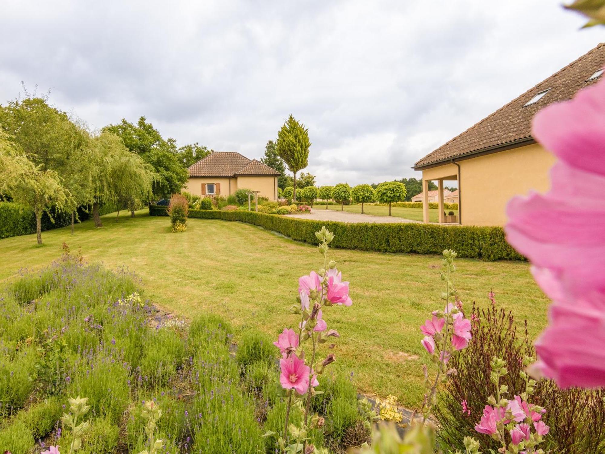 Modern Holiday Home In Aquitaine Saint-Nexans Exterior photo